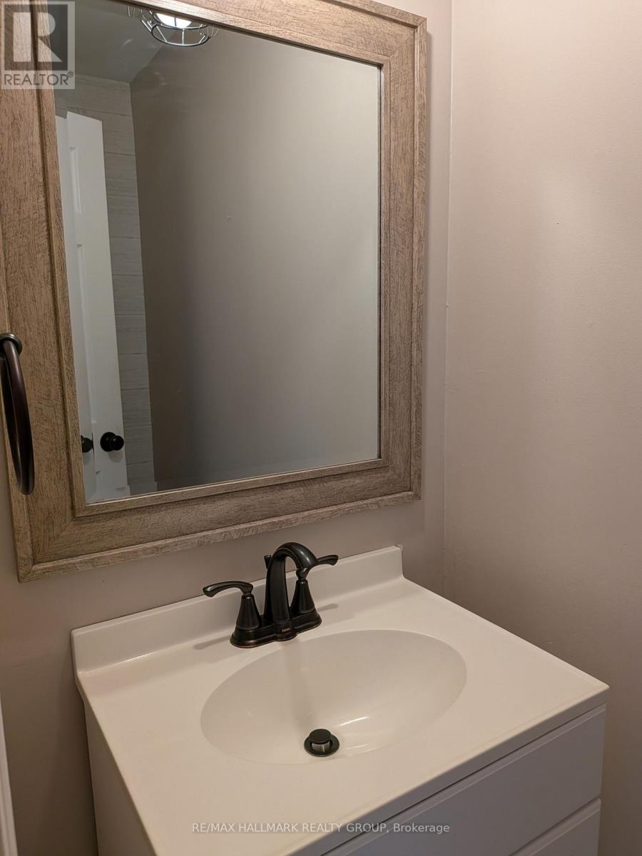 119 Teal Crescent, Ottawa, Ontario  K1E 2C1 - Photo 13 - X12909342
