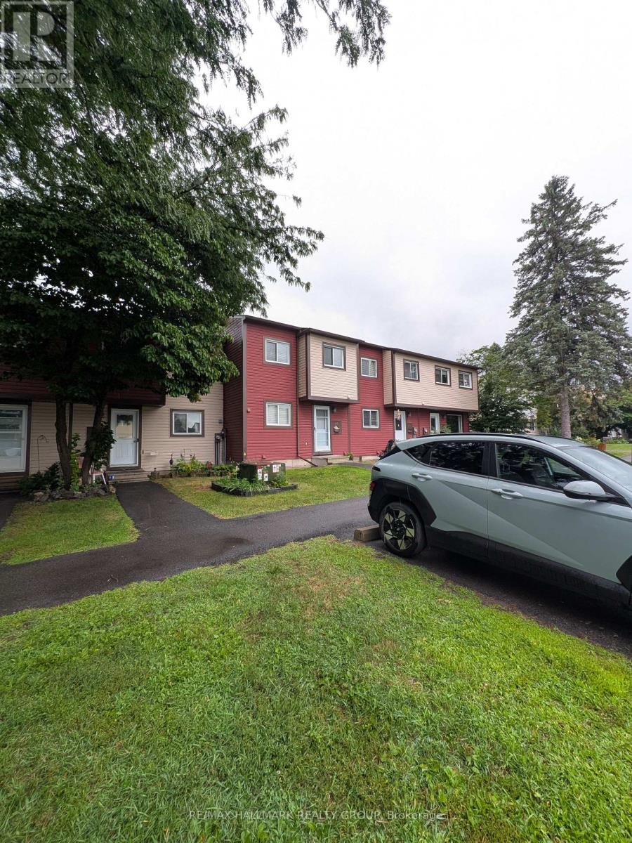 119 Teal Crescent, Ottawa, Ontario  K1E 2C1 - Photo 2 - X12909342