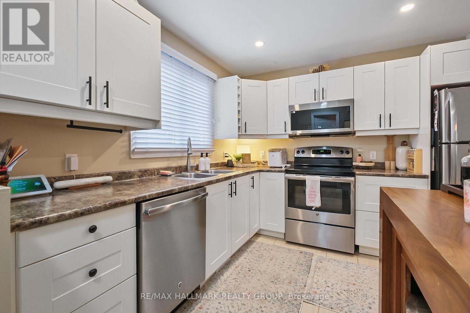 119 Teal Crescent, Ottawa, Ontario  K1E 2C1 - Photo 3 - X12909342