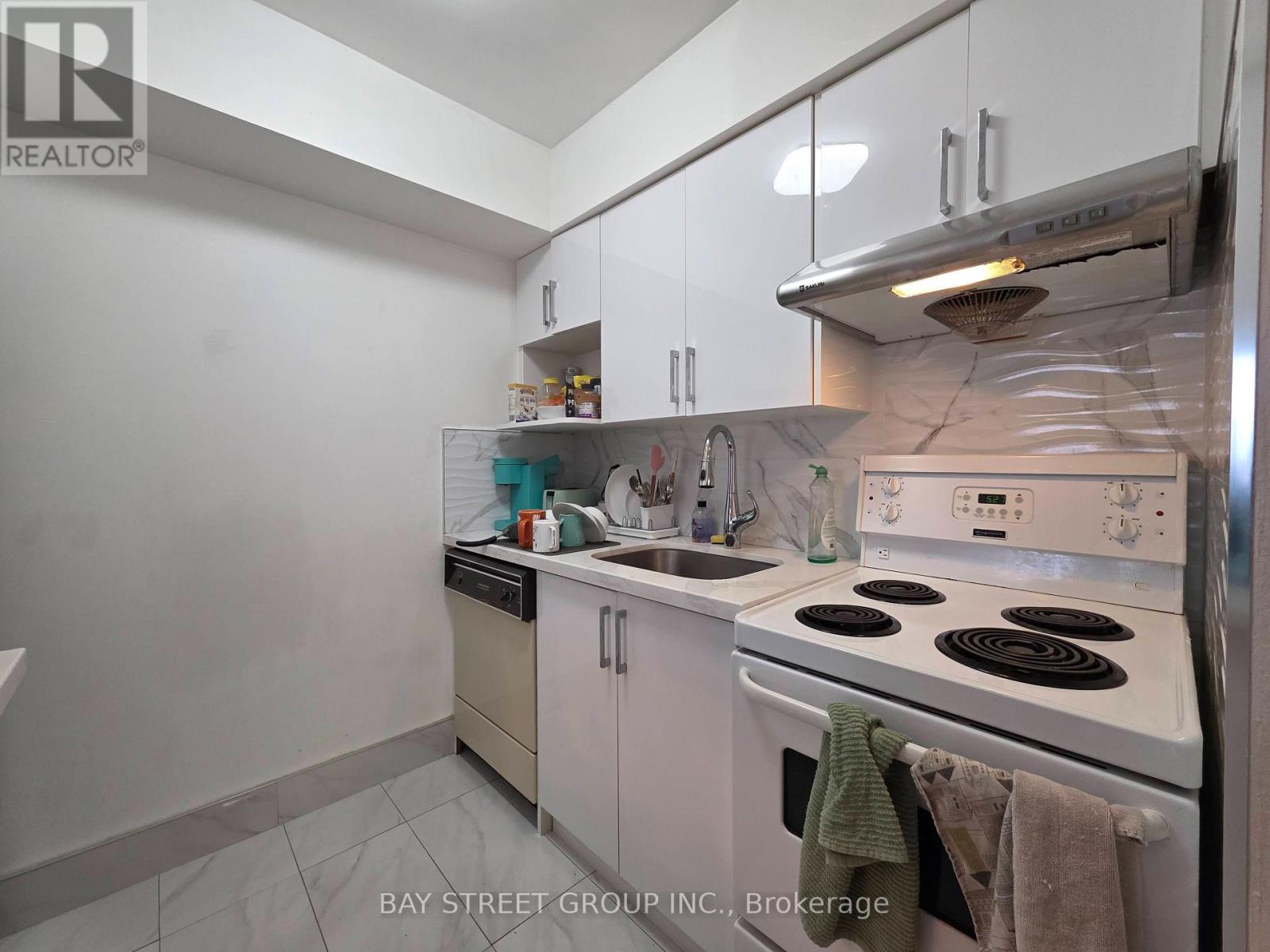 1202 - 633 Bay Street, Toronto, Ontario  M5G 2G4 - Photo 8 - C13623002
