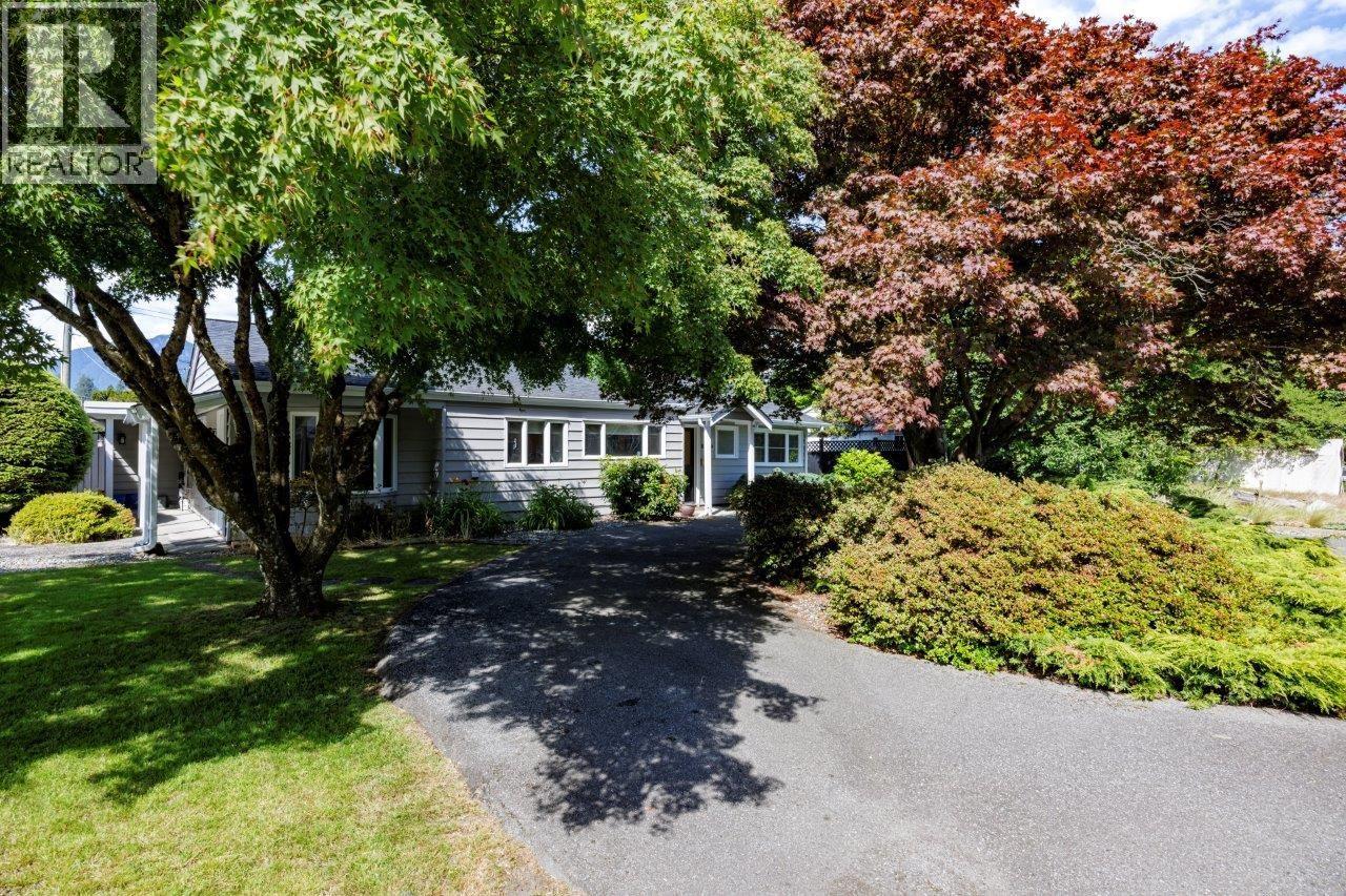 1140 Pinewood Crescent, North Vancouver, British Columbia V7P 1E8 - Photo 4 - R3141381