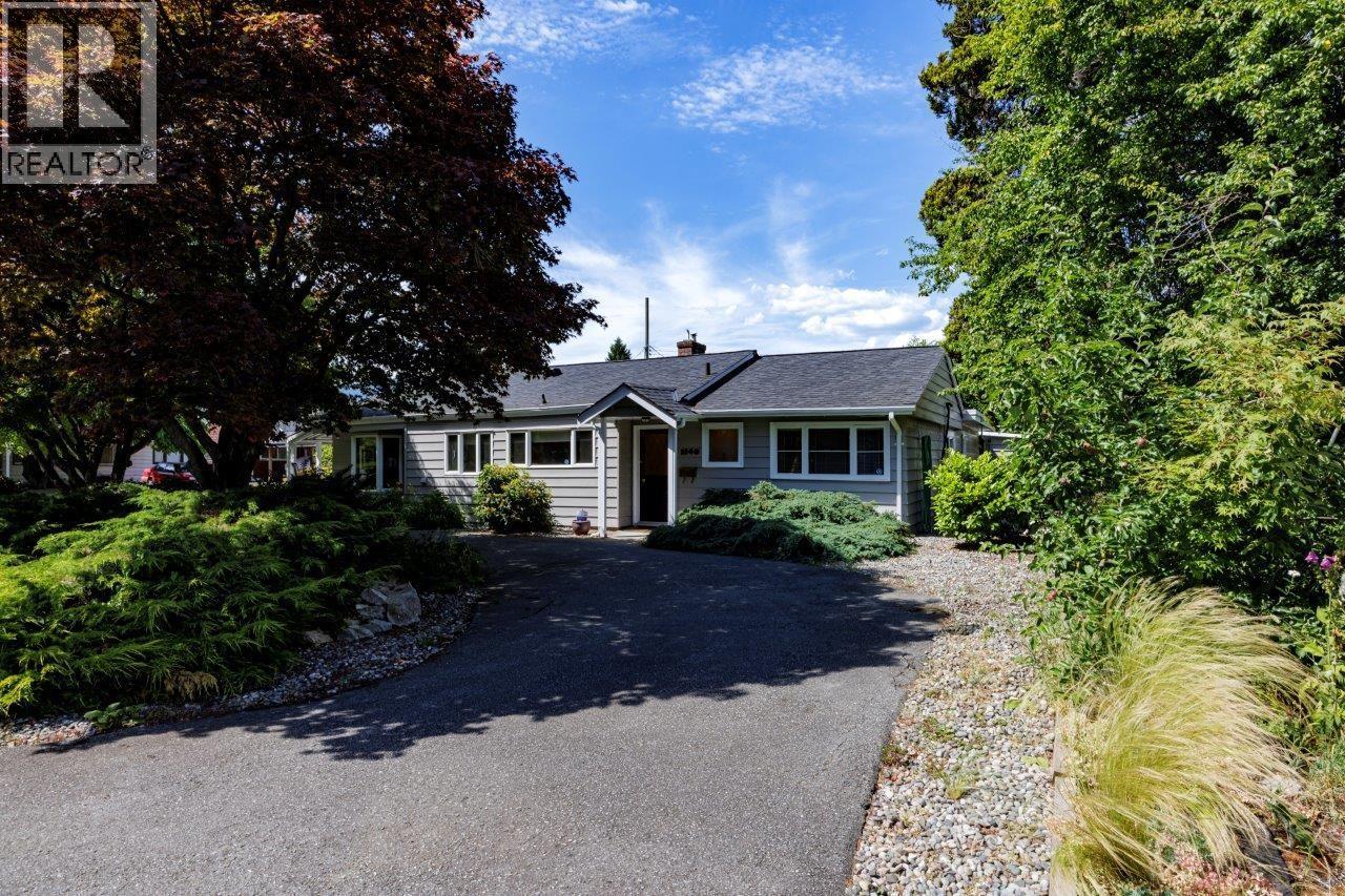 1140 Pinewood Crescent, North Vancouver, British Columbia V7P 1E8 - Photo 3 - R3141381