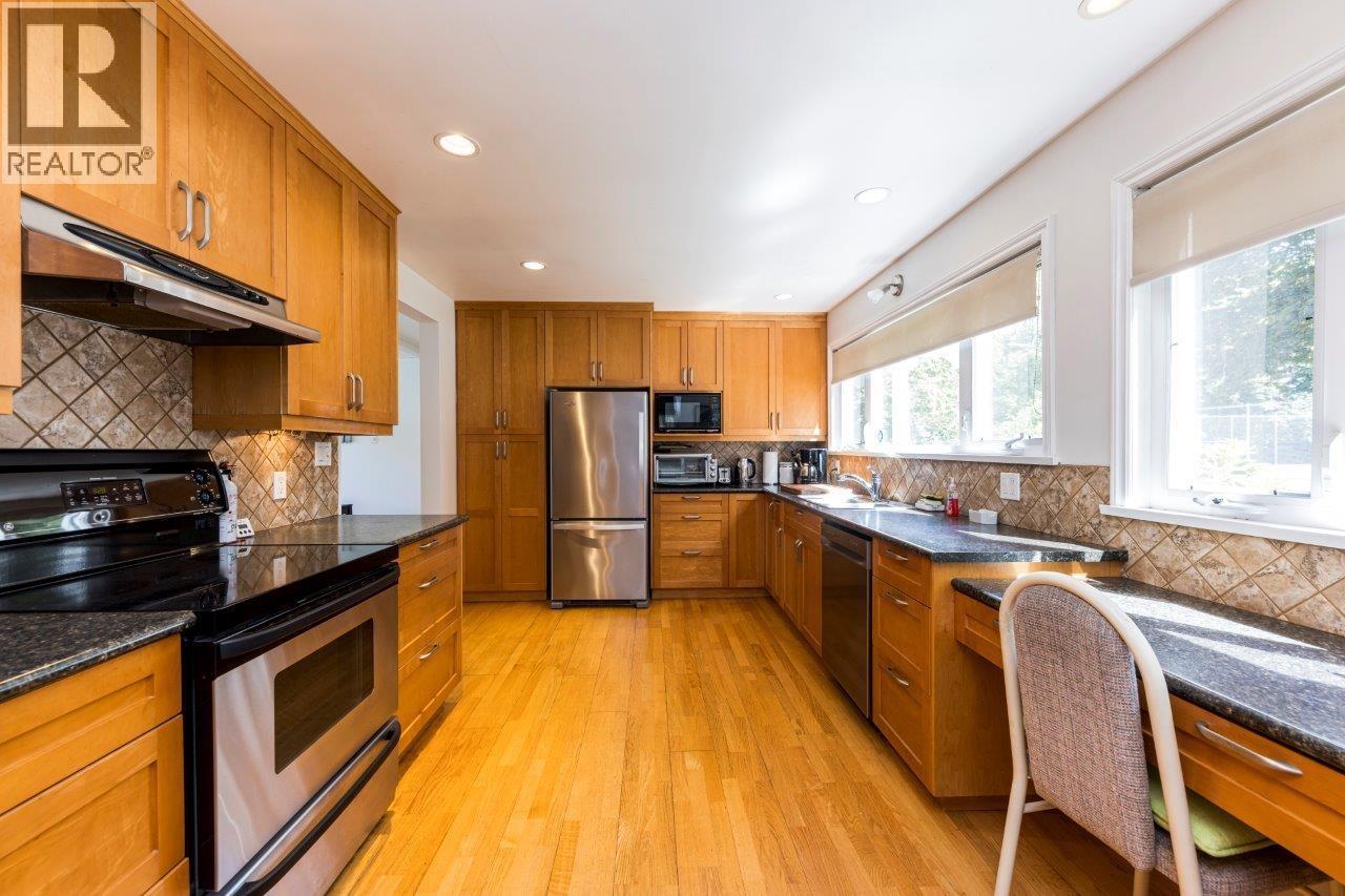 1140 Pinewood Crescent, North Vancouver, British Columbia V7P 1E8 - Photo 11 - R3141381