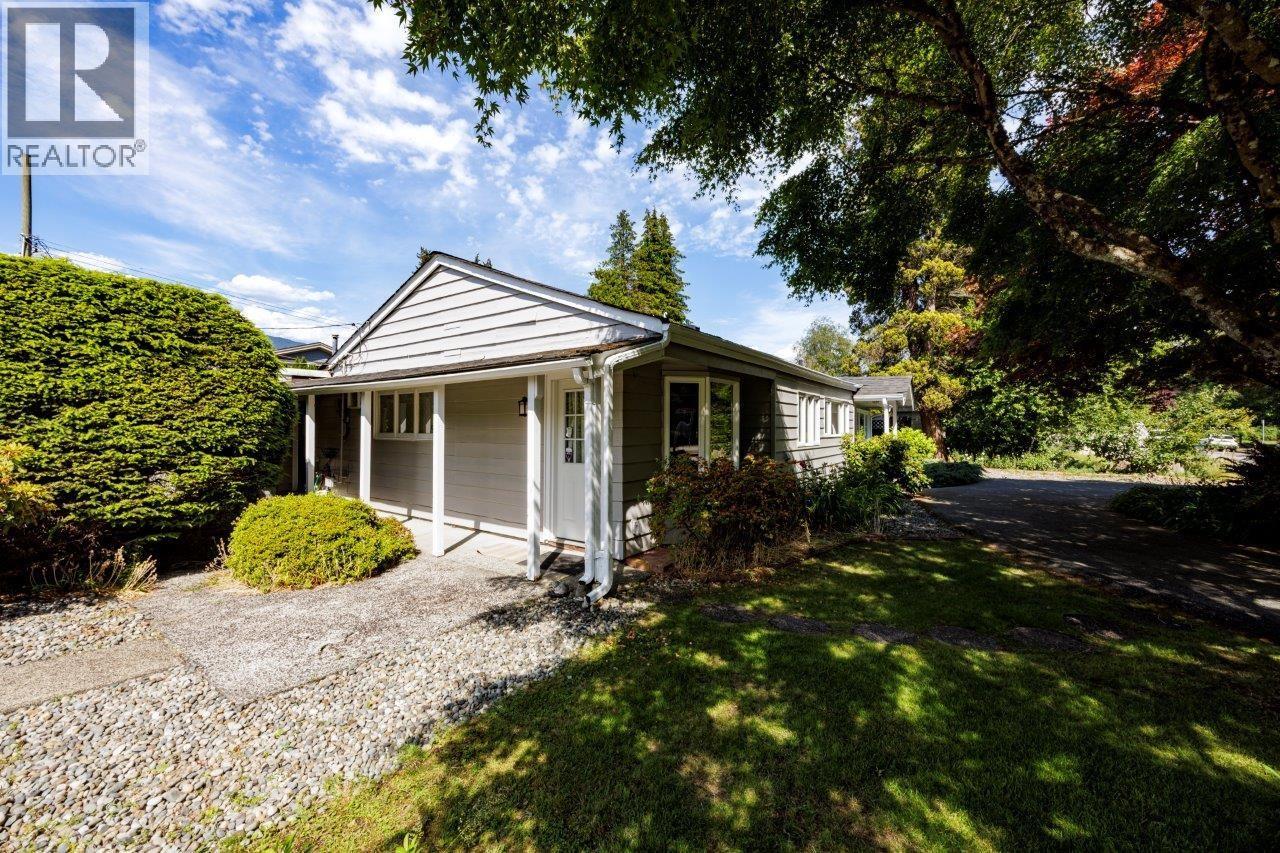 1140 Pinewood Crescent, North Vancouver, British Columbia V7P 1E8 - Photo 2 - R3141381