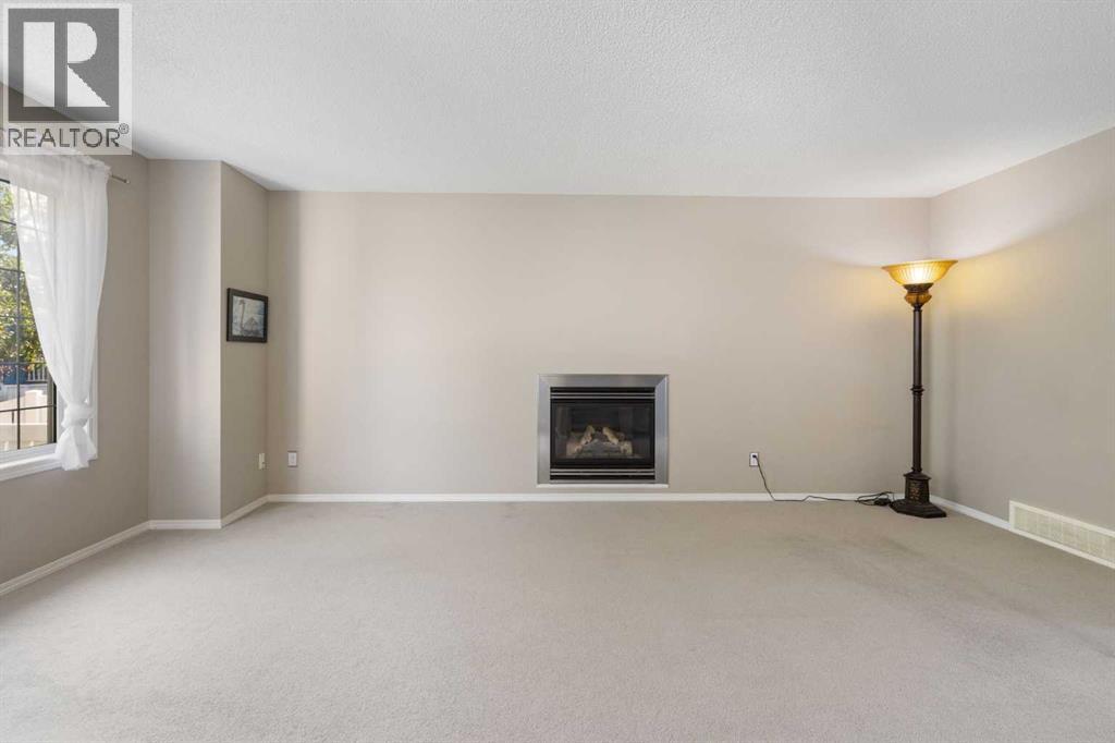 49 Evermeadow Manor SW, Calgary, Alberta  T2Y 4W8 - Photo 4 - A2332494