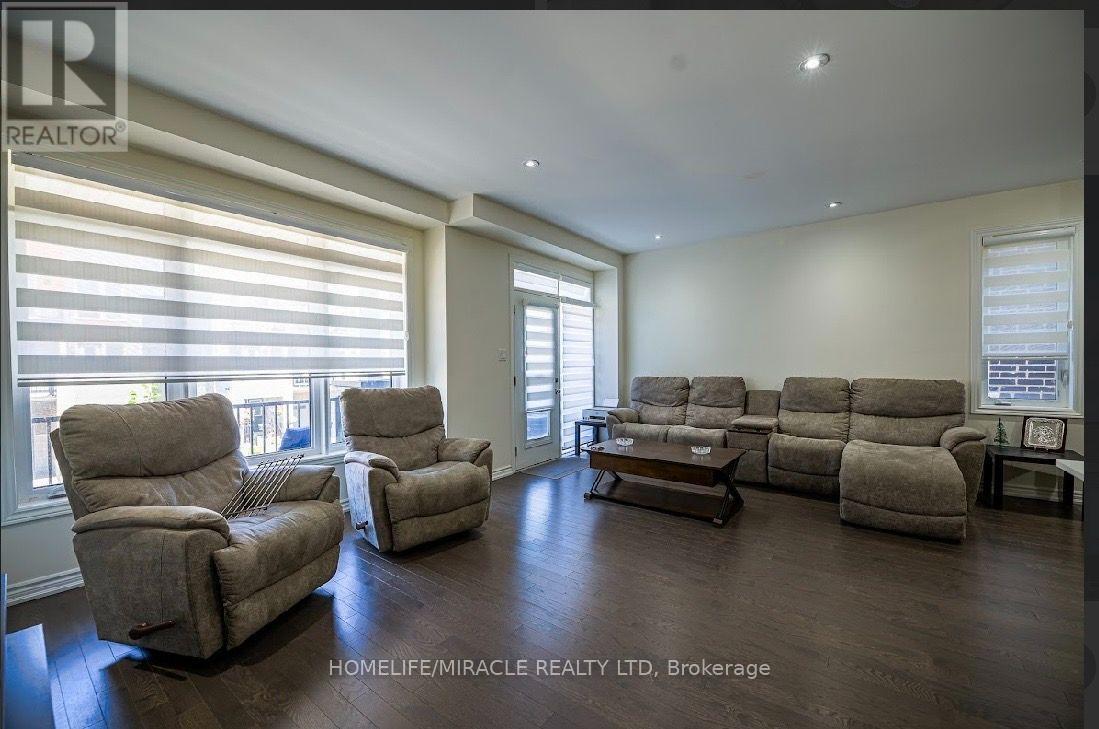 23 Arrowview Drive, Brampton, Ontario  L7A 5H6 - Photo 4 - W13623216