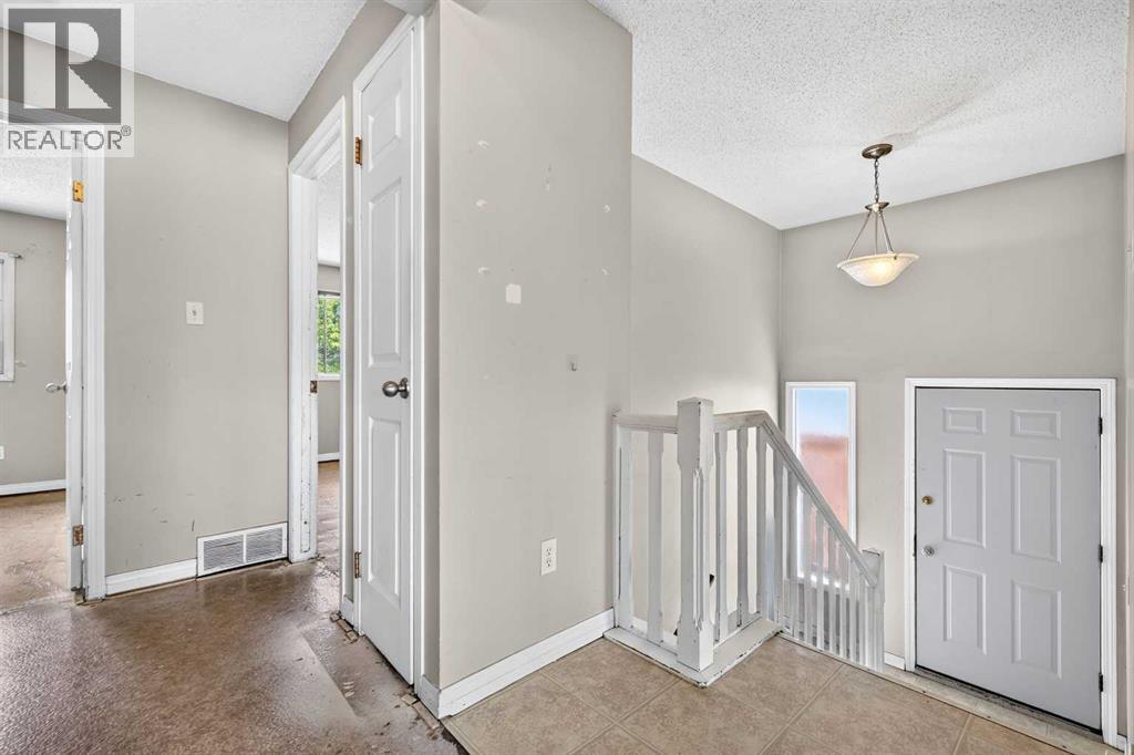 42 Huntford Close NE, Calgary, Alberta  T2k 3Y6 - Photo 4 - A2323008