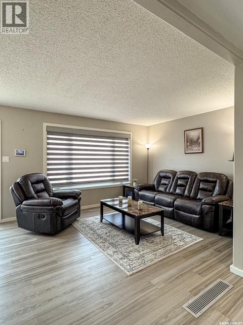 405 Northcote Drive, Swift Current, Saskatchewan  S9H 4T7 - Photo 3 - SK044042