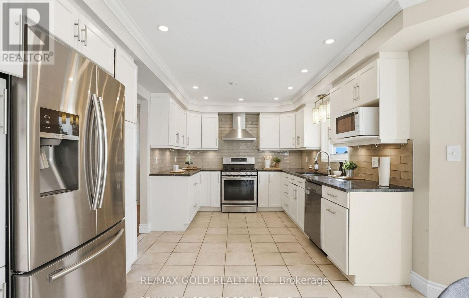 38 SILVERBIRCH PLACE, Whitby, Ontario
