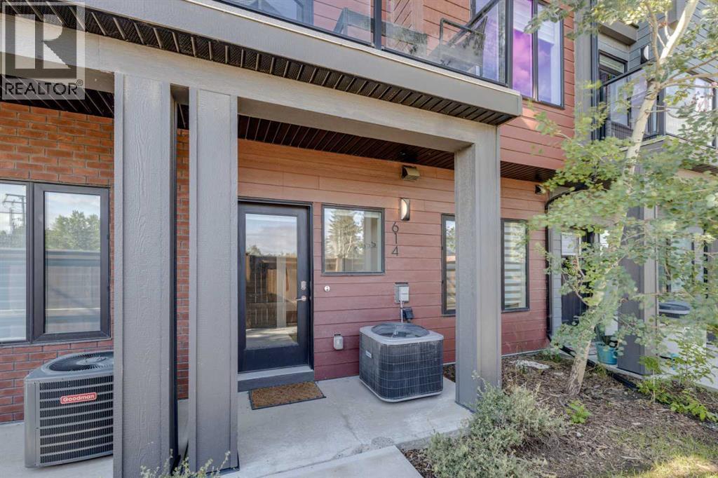 614 Greenbriar Common NW, Calgary, Alberta  T3B 6J2 - Photo 2 - A2281393