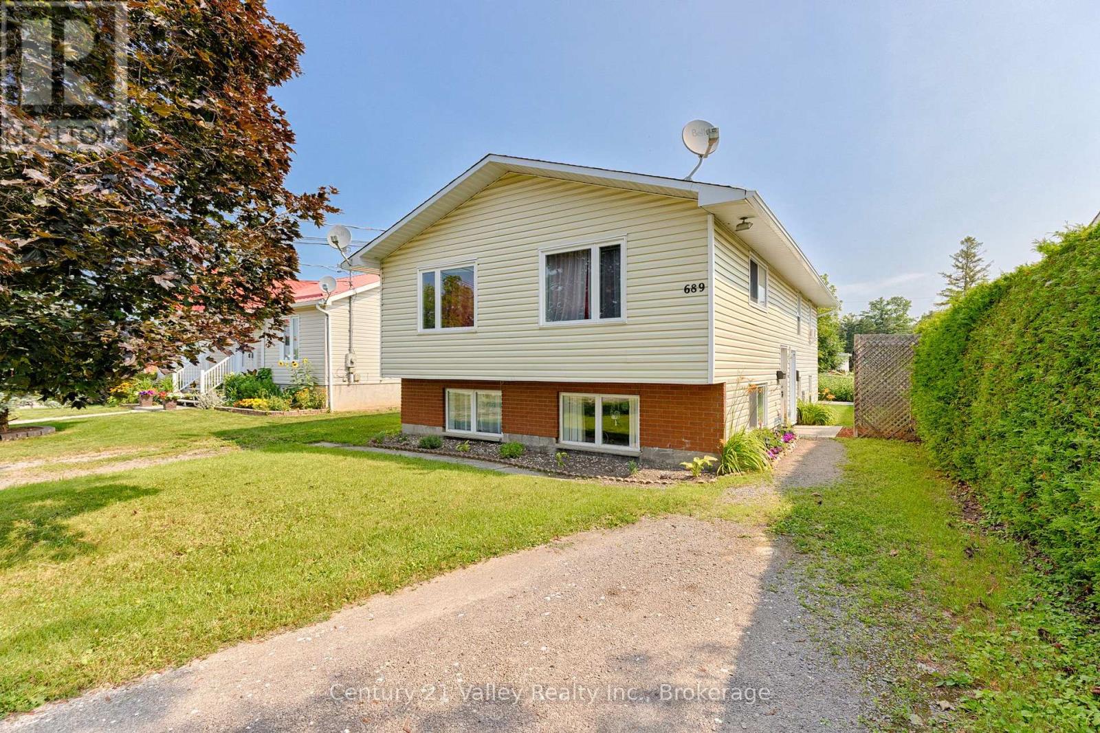 689 Fourth Street, Renfrew, Ontario  K7V 1H2 - Photo 2 - X13589148