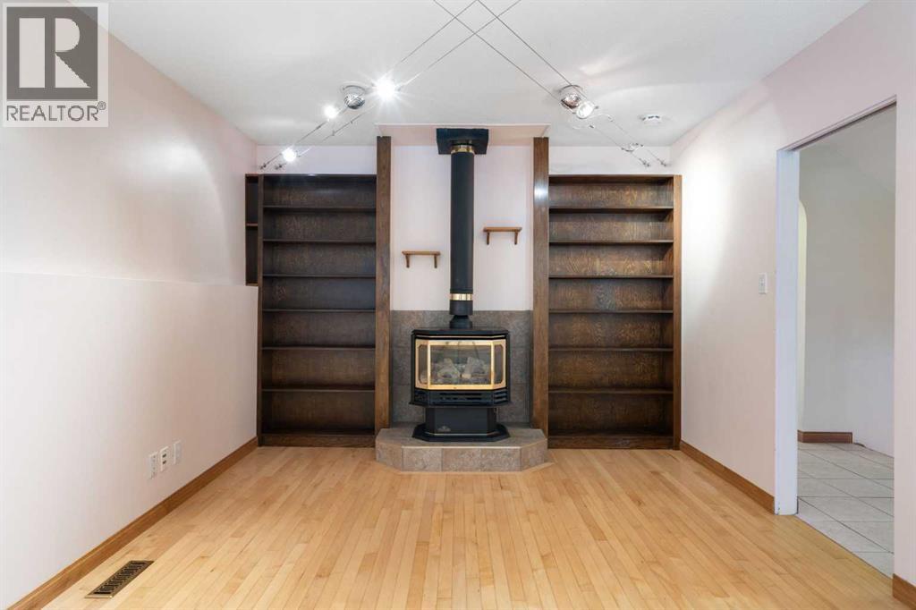 2712 Conrad Drive NW, Calgary, Alberta  T2L 1B4 - Photo 3 - A2331025