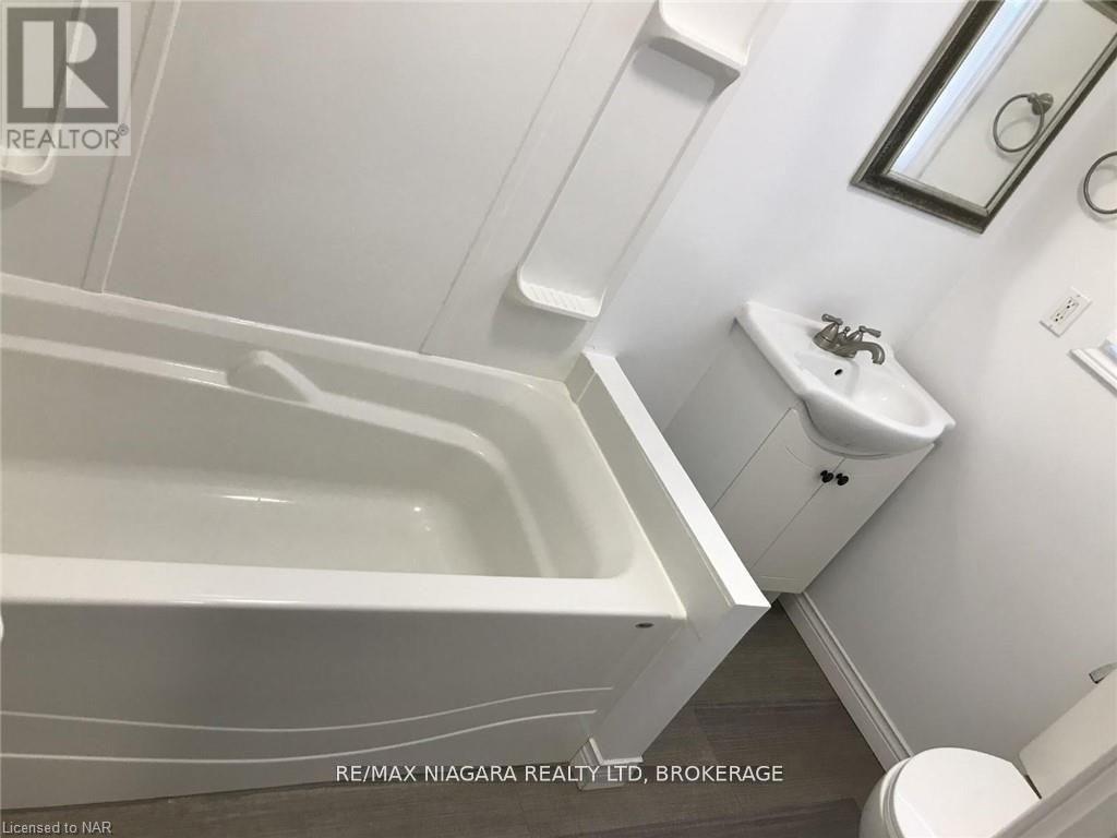 Main Floor - 3 Greenlaw Place, St. Catharines, Ontario  L2R 4S5 - Photo 7 - X13623608