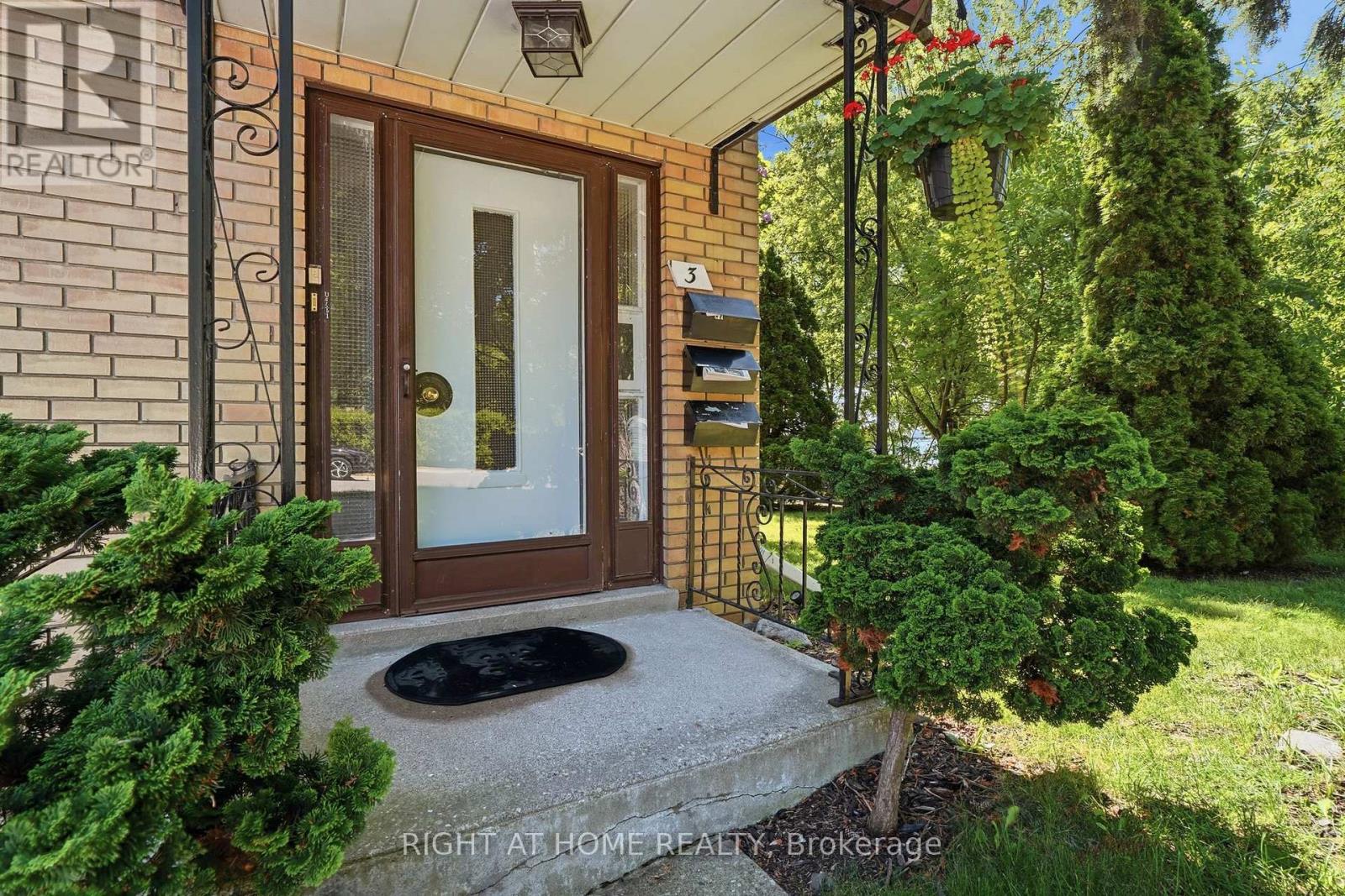 3 Carlis Place, Mississauga, Ontario  L5G 1A8 - Photo 5 - W13623604