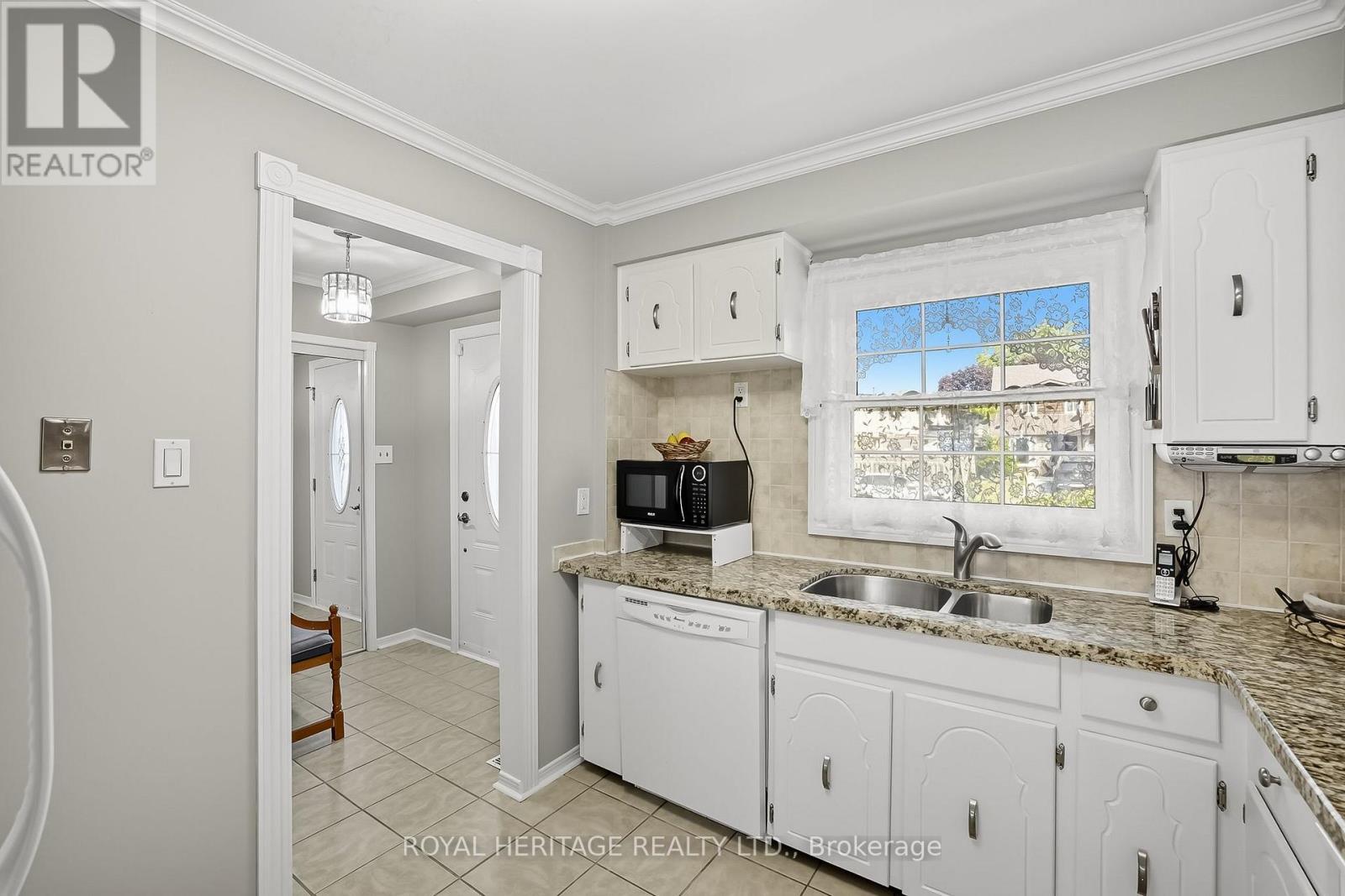 6 - 580 Eyer Drive, Pickering, Ontario  L1W 3B7 - Photo 5 - E13623668