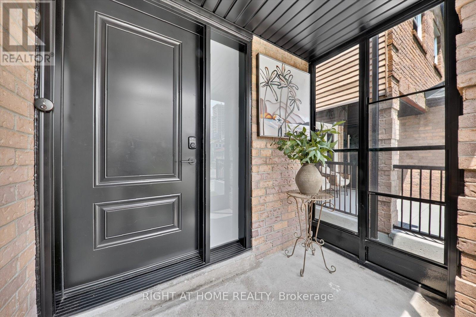 531 Wallenberg Crescent, Mississauga, Ontario  L5B 3L8 - Photo 5 - W13623662