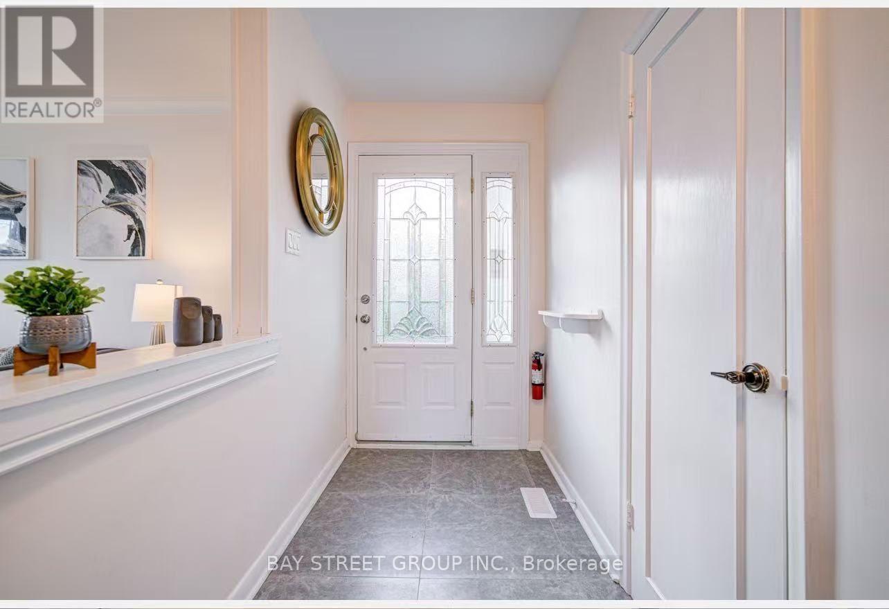 331 Elmwood Avenue, Richmond Hill, Ontario L4C 1L7 - Photo 2 - N13623750