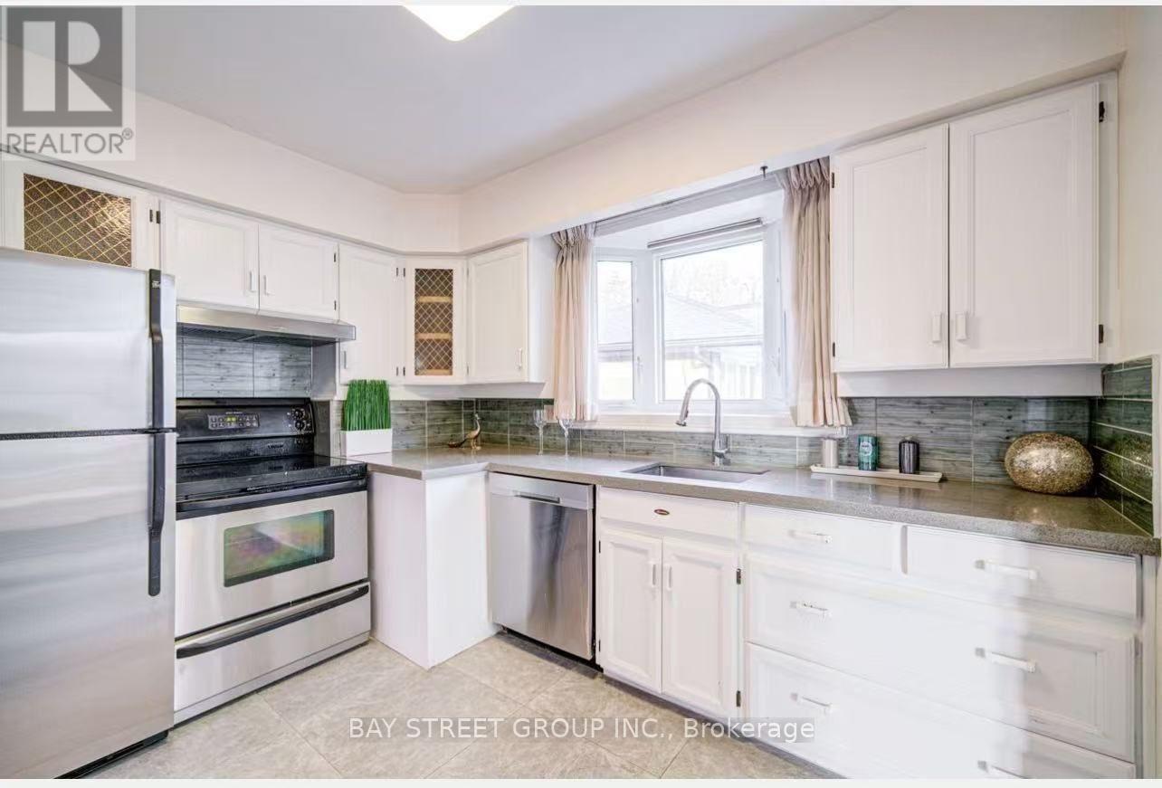 331 Elmwood Avenue, Richmond Hill, Ontario L4C 1L7 - Photo 4 - N13623750