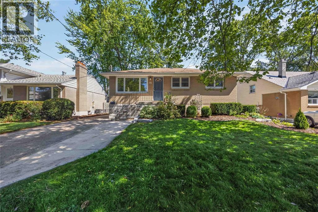 782 HALL STREET Sarnia Ontario Canada N7V2C9 2
