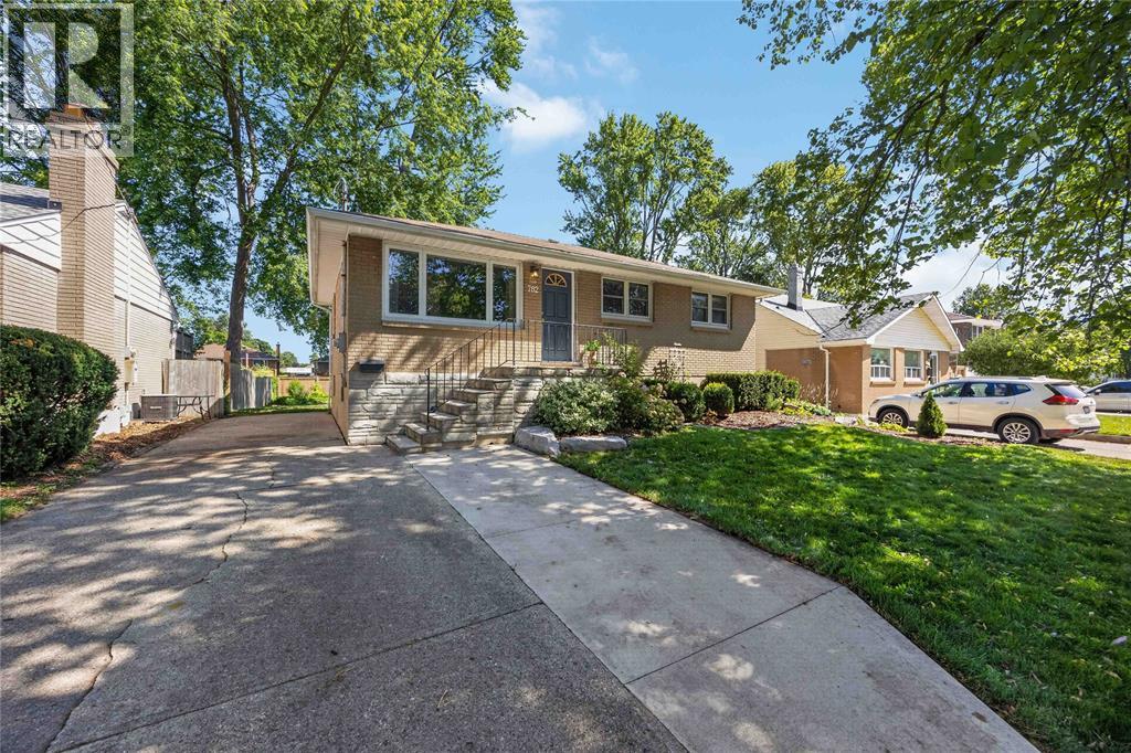 782 HALL STREET Sarnia Ontario Canada N7V2C9 3