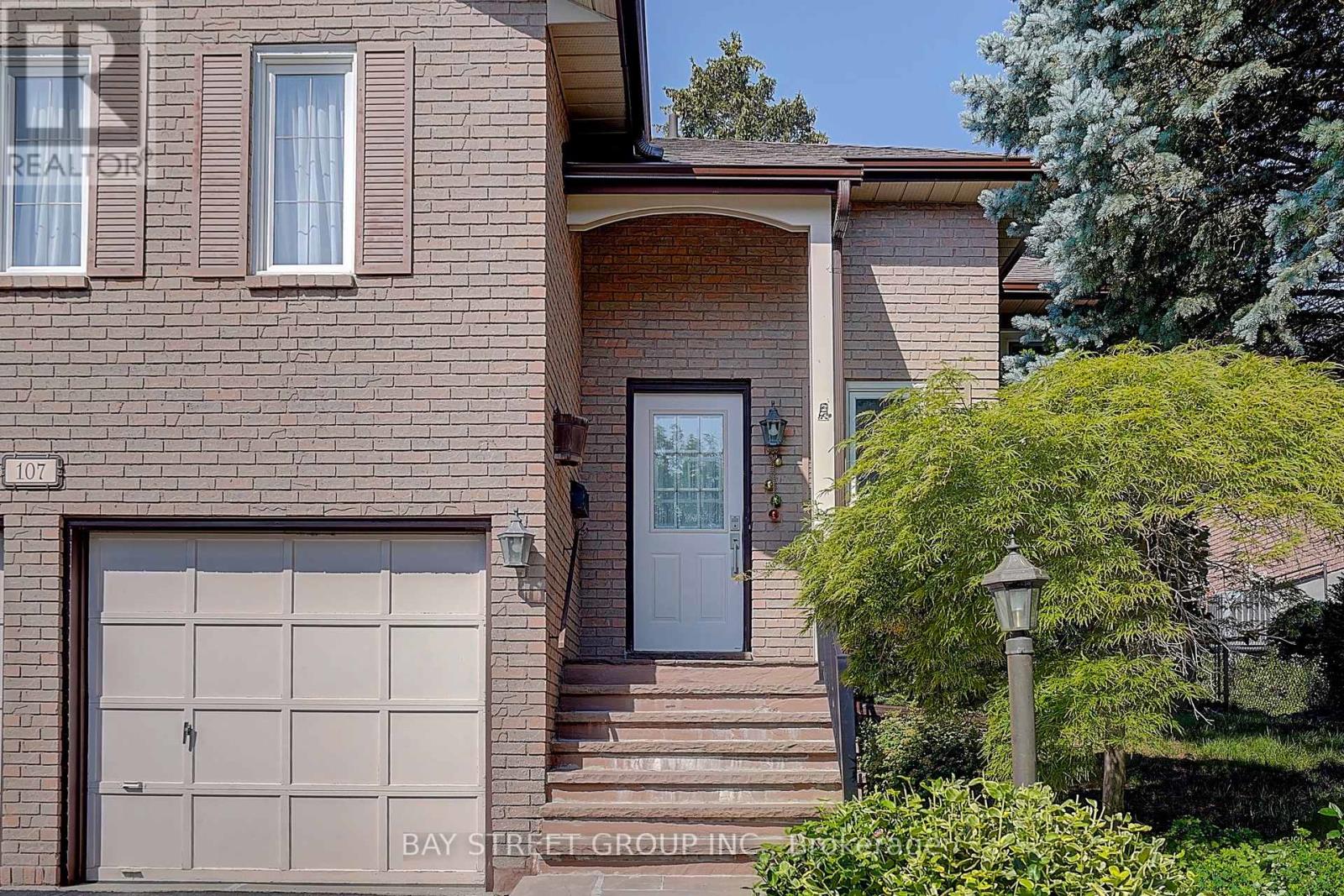 107 Crawford Rose Drive, Aurora, Ontario  L4G 4S1 - Photo 3 - N13569952