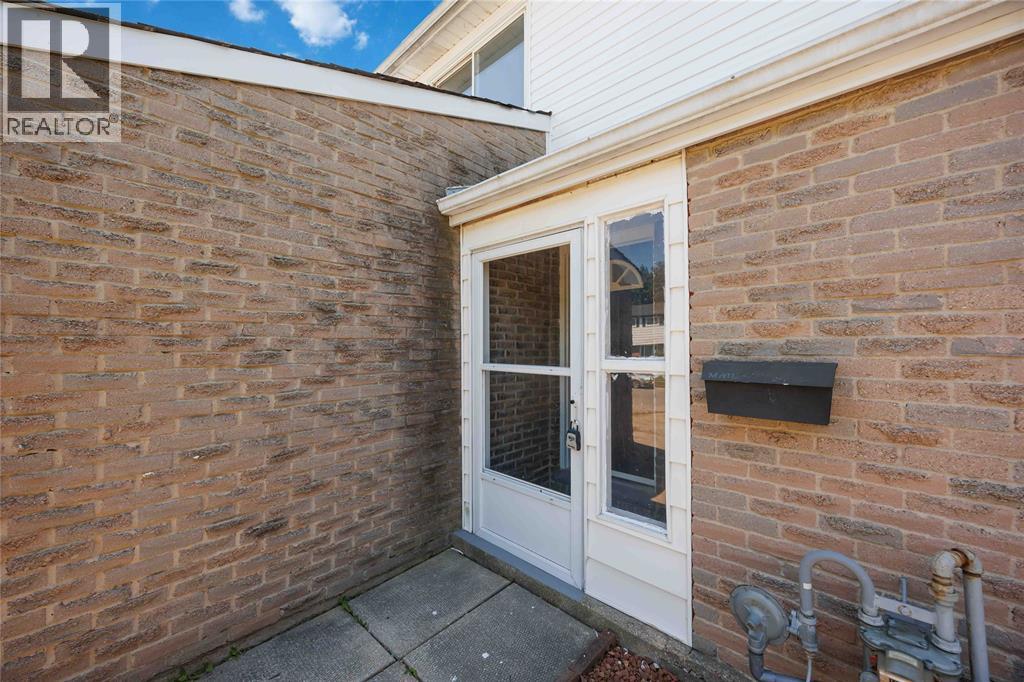 307 Somerset Crescent, Sarnia, Ontario  N7S 4E8 - Photo 3 - 26018364