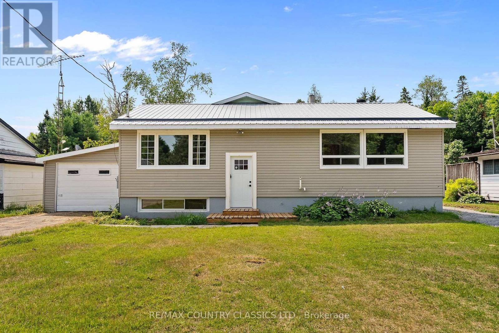 1043 ESTATES ROAD, Highlands East, Ontario