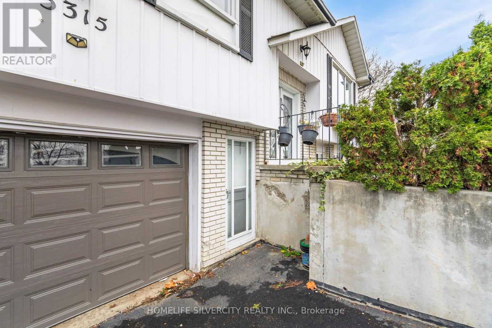 3315 Dwiggin Avenue, Mississauga, Ontario  L4T 3J3 - Photo 3 - W13624128