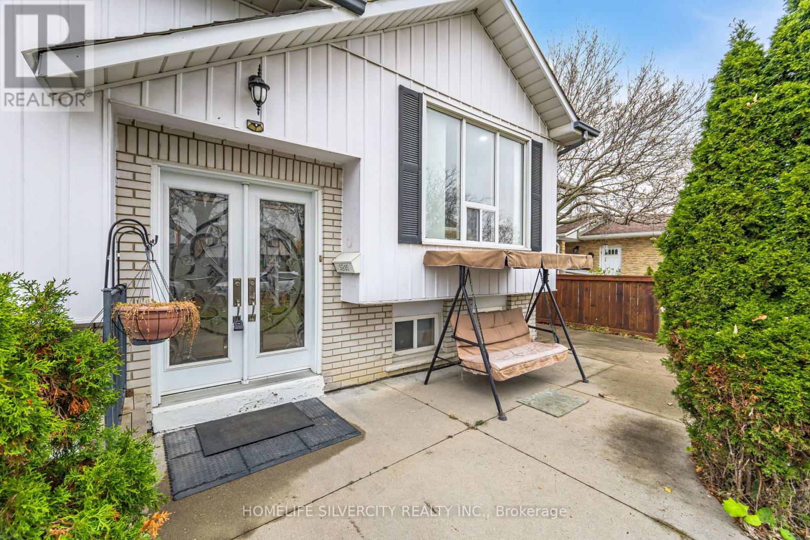 3315 Dwiggin Avenue, Mississauga, Ontario  L4T 3J3 - Photo 4 - W13624128