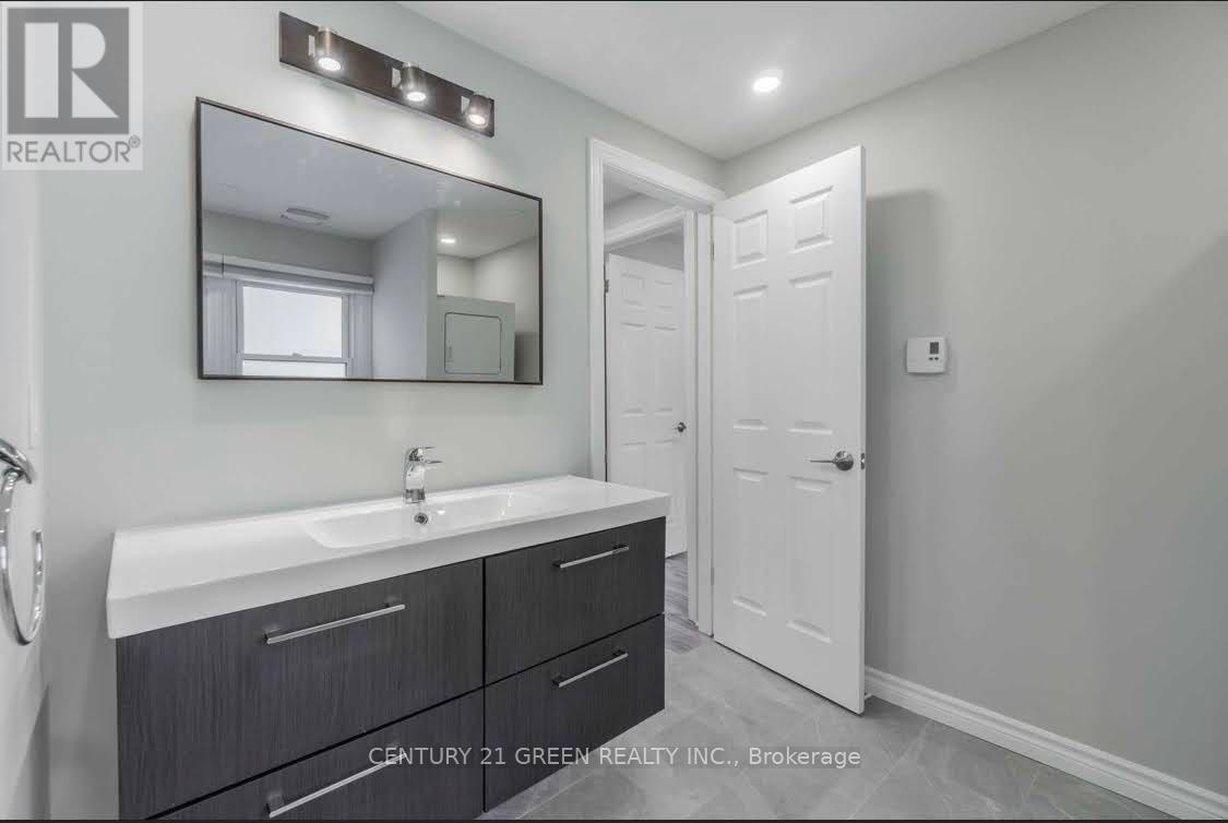 Upper - 415 Aztec Drive, Oshawa, Ontario  L1J 7T5 - Photo 10 - E13624228