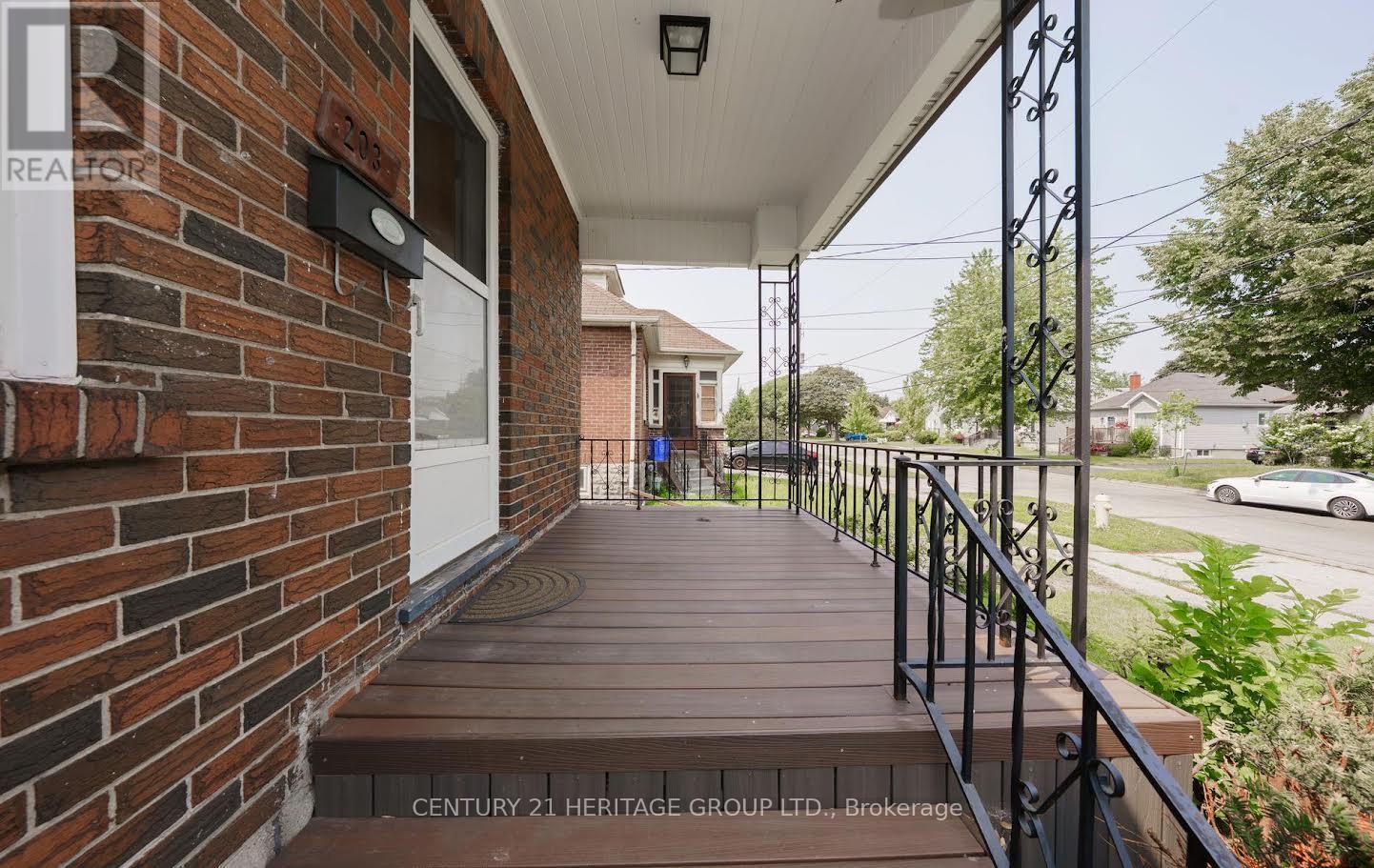 203 Hibbert Avenue, Oshawa, Ontario  L1J 1V4 - Photo 2 - E13624344