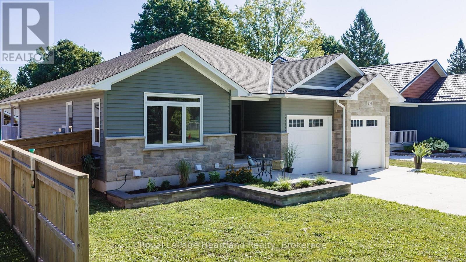 250 Wellington Street, North Huron, Ontario  N0M 1H0 - Photo 2 - X13624424