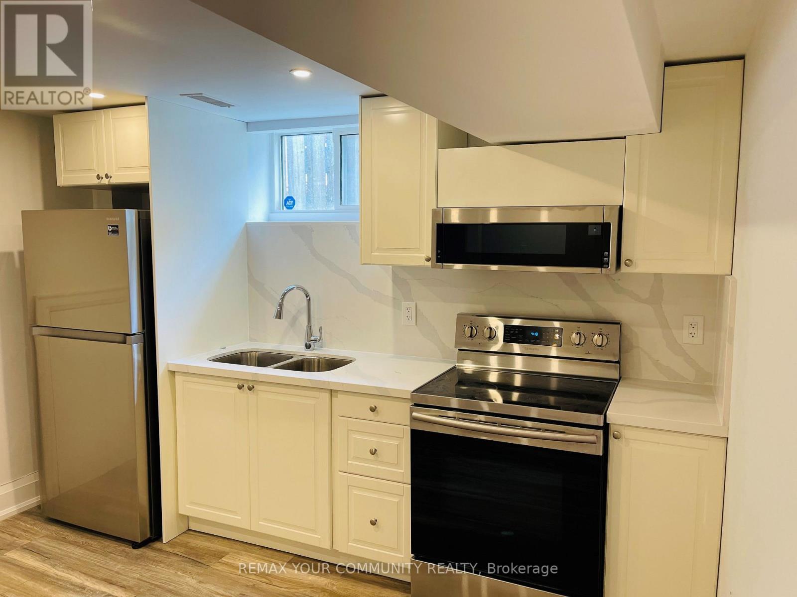 32 KITIMAT CRESCENT, Aurora, Ontario