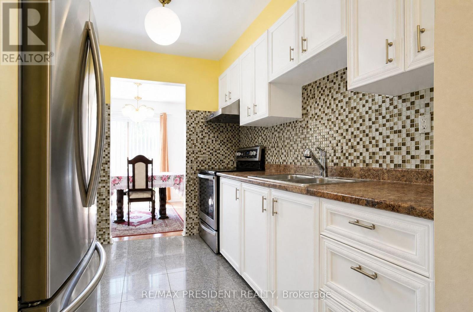29 Norbrook Crescent, Toronto, Ontario  M9V 4P7 - Photo 7 - W13624378