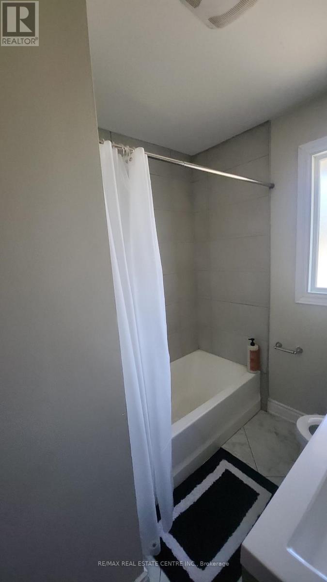 Upper Floor Only - 364 East 14th Street, Hamilton, Ontario  L9A 4C4 - Photo 23 - X13624416