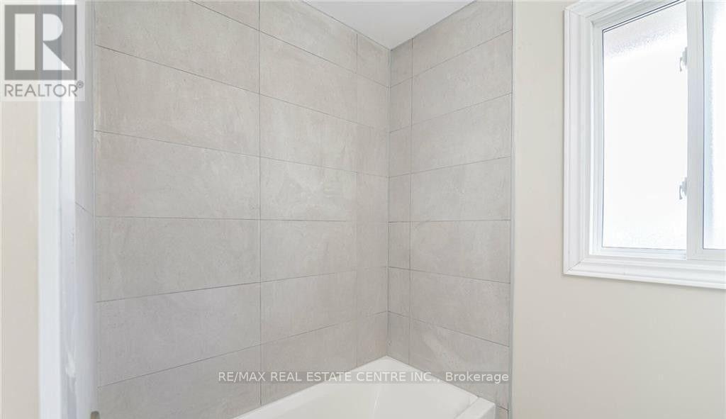 Upper Floor Only - 364 East 14th Street, Hamilton, Ontario  L9A 4C4 - Photo 24 - X13624416