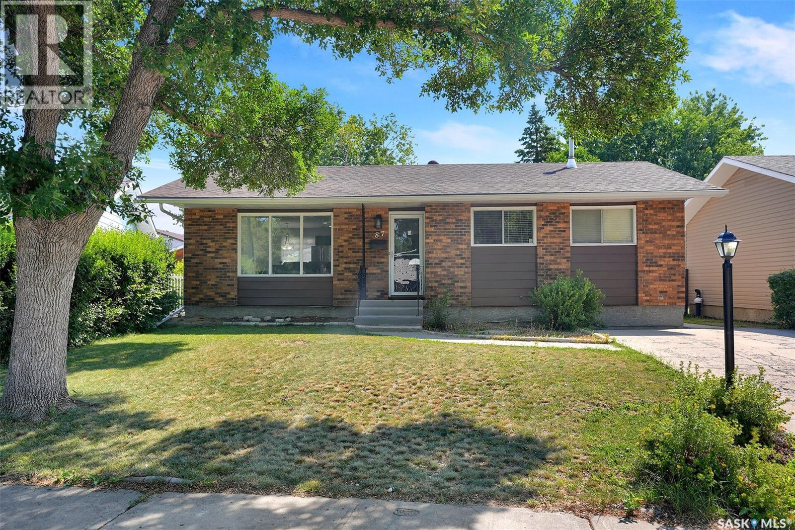 87 Hastings Crescent, Regina, Saskatchewan  S4T 7N6 - Photo 2 - SK044148
