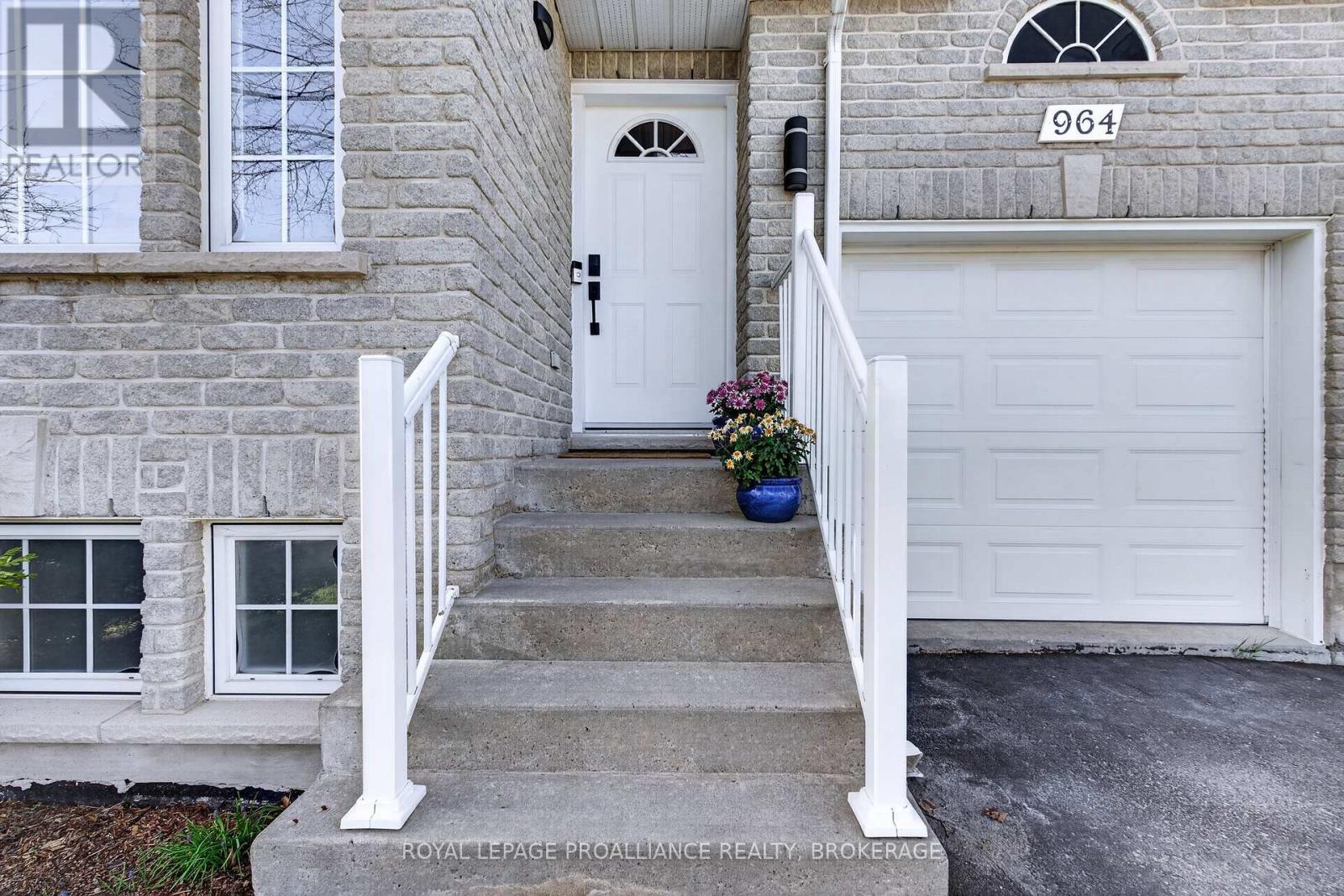 964 Rainbow Crescent, Kingston (Kingston East (Incl Barret Crt)), Ontario  K7K 7J2 - Photo 4 - X13624544