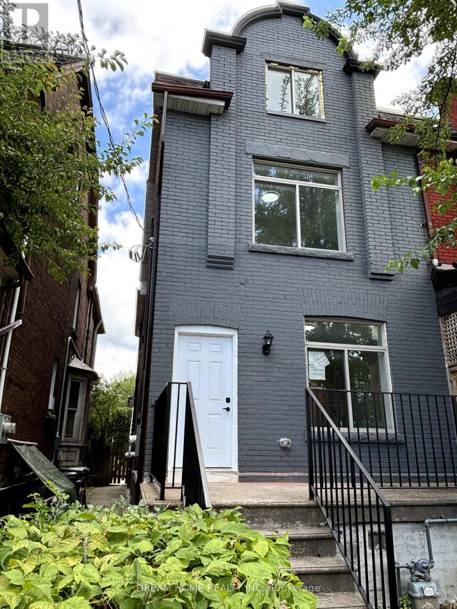 B03 - 643 BATHURST STREET