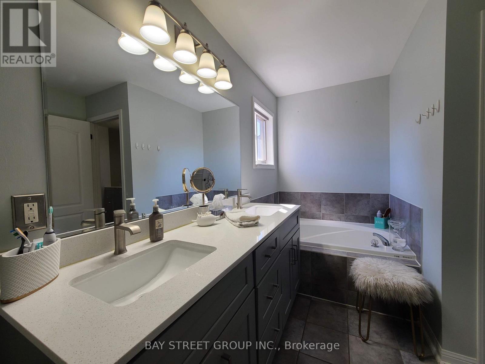 5556 Thorn Lane, Burlington, Ontario  L7L 6V9 - Photo 7 - W13624634