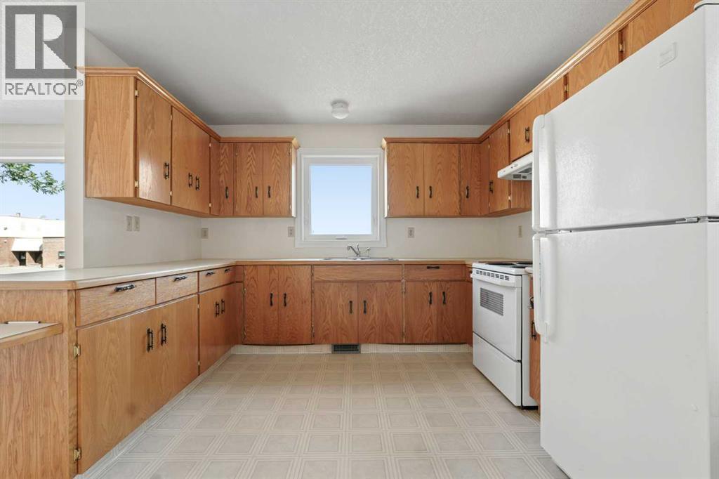 424 53 Avenue, Coalhurst, Alberta  T0L 0V0 - Photo 12 - A2333412