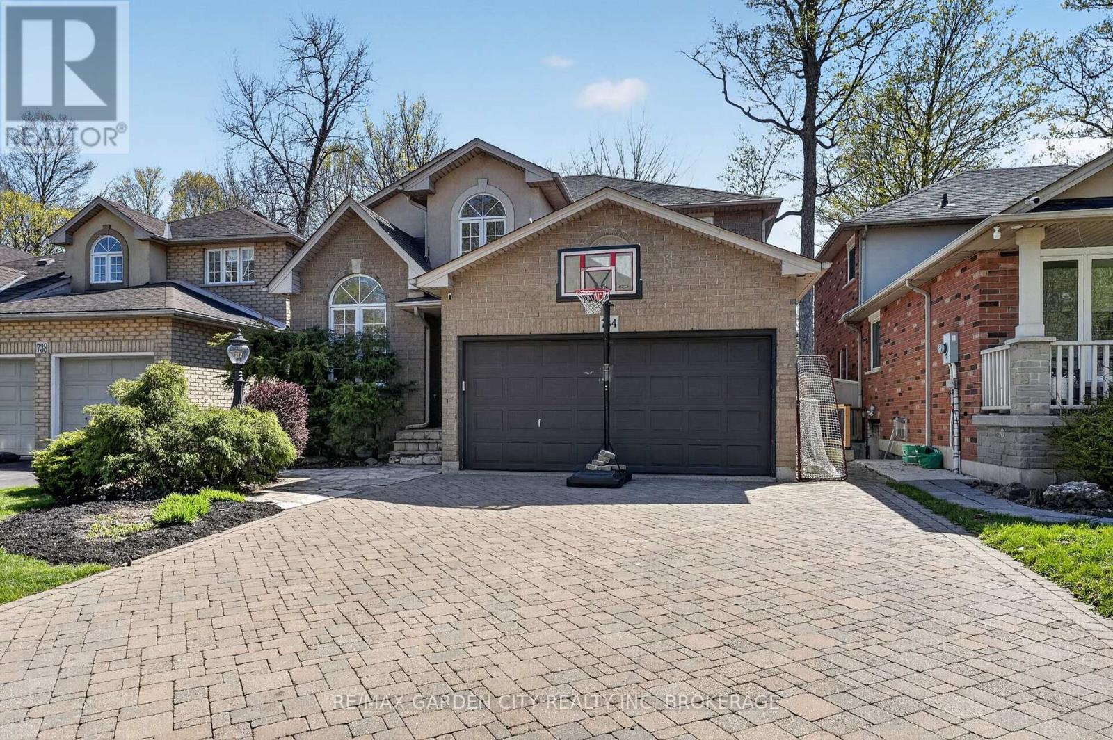 734 Brigadoon Drive, Hamilton, Ontario  L9C 7S2 - Photo 3 - X13624792