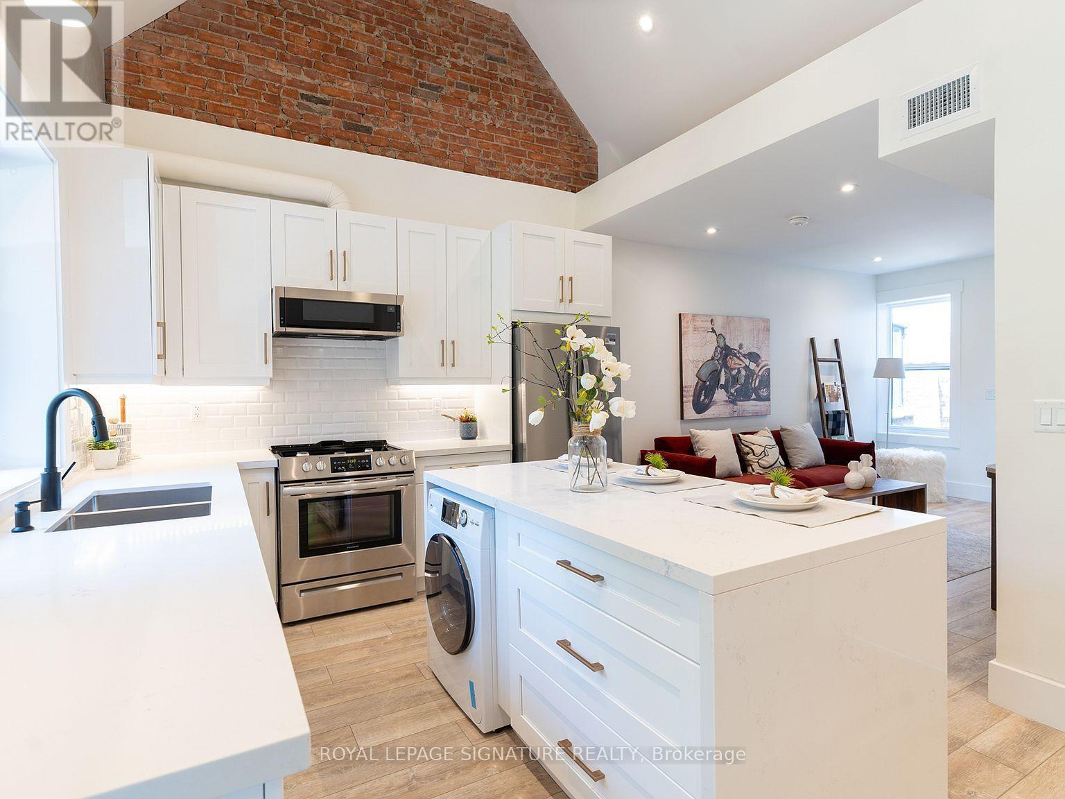 UPPER - 129 KENILWORTH AVENUE, Toronto, Ontario