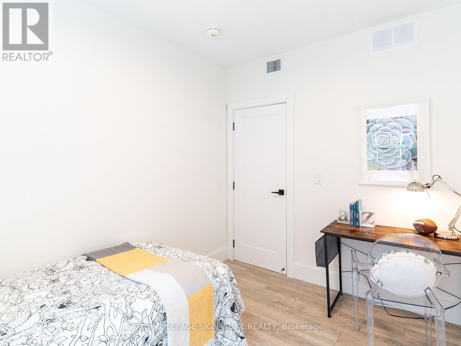 Upper - 129 Kenilworth Avenue, Toronto, Ontario  M4L 3S7 - Photo 17 - E13624680