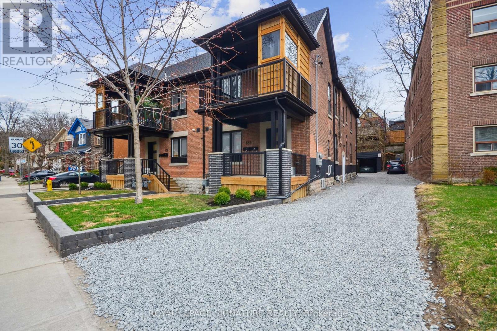 Upper - 129 Kenilworth Avenue, Toronto, Ontario  M4L 3S7 - Photo 2 - E13624680
