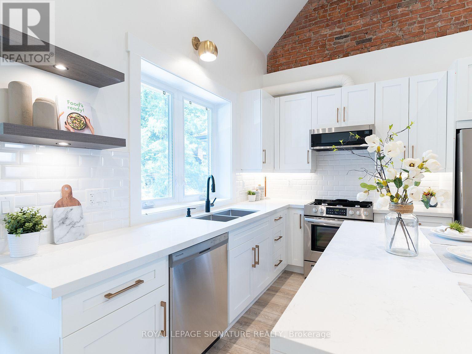 Upper - 129 Kenilworth Avenue, Toronto, Ontario  M4L 3S7 - Photo 3 - E13624680