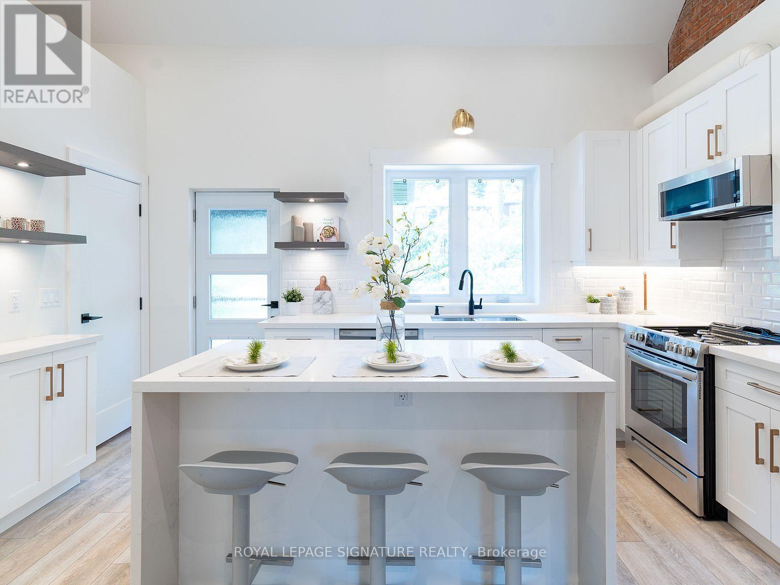 Upper - 129 Kenilworth Avenue, Toronto, Ontario  M4L 3S7 - Photo 4 - E13624680