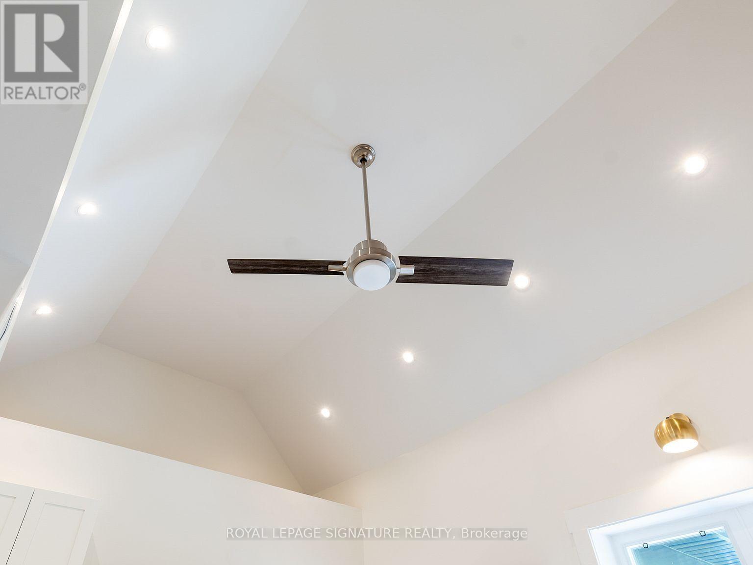 Upper - 129 Kenilworth Avenue, Toronto, Ontario  M4L 3S7 - Photo 8 - E13624680