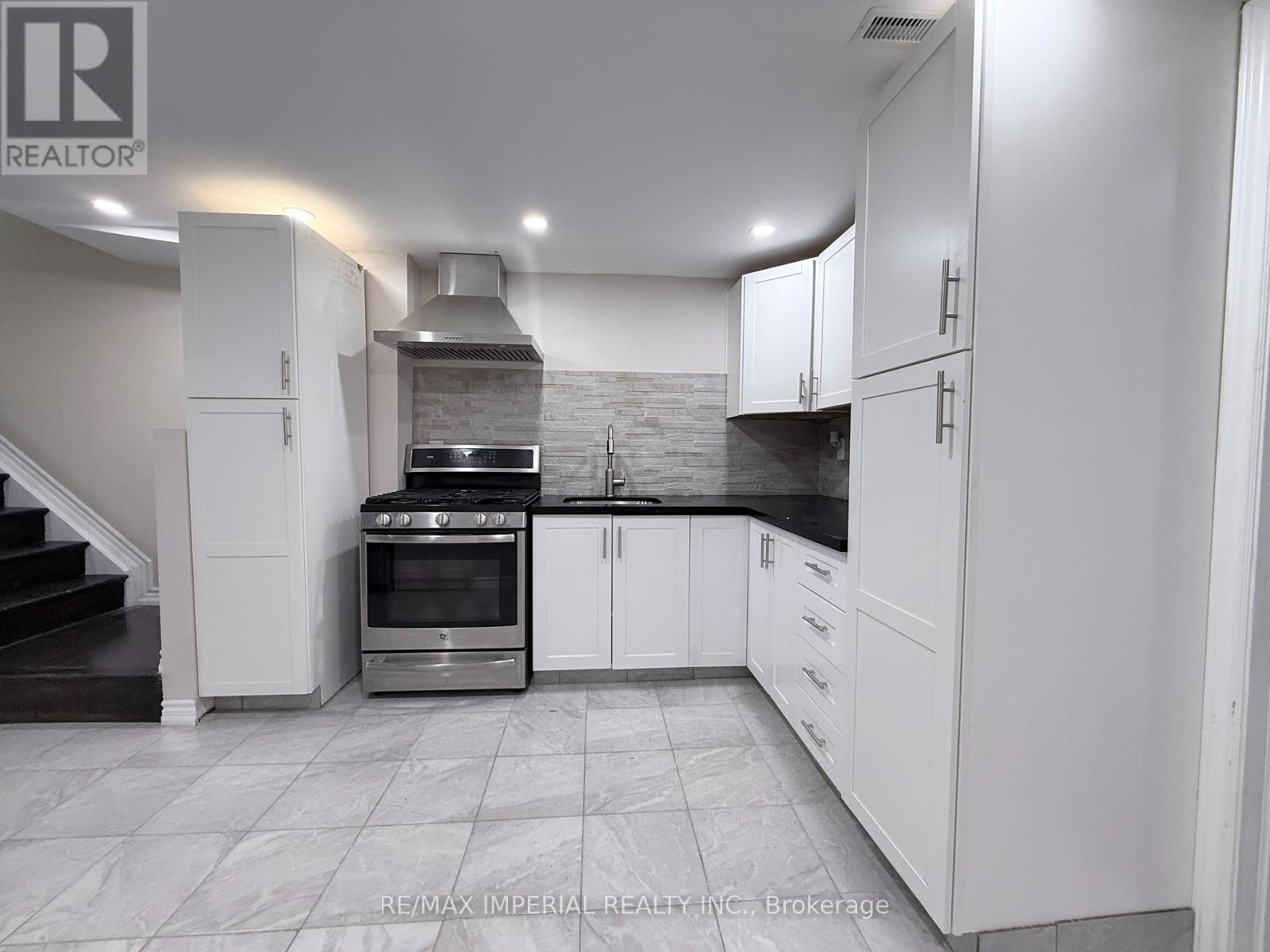 17 Deerwood Crescent, Richmond Hill, Ontario L4E 4B8 - Photo 9 - N13624736