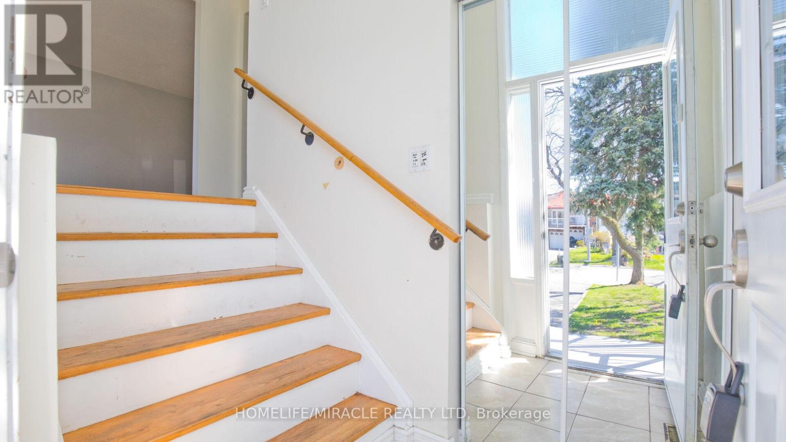 38 Medici Place, Brampton, Ontario  L6S 3C6 - Photo 5 - W13624922